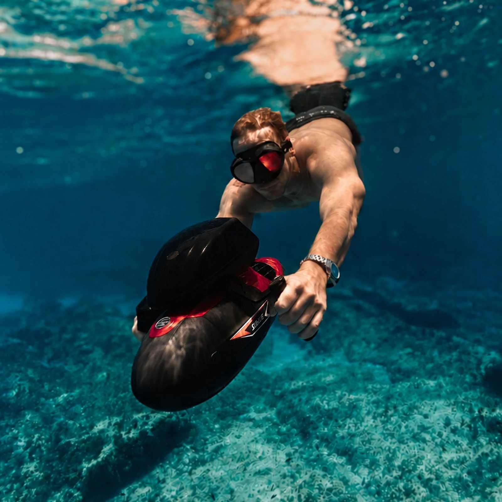 Swimmer using a SUBLUE VAPOR underwater